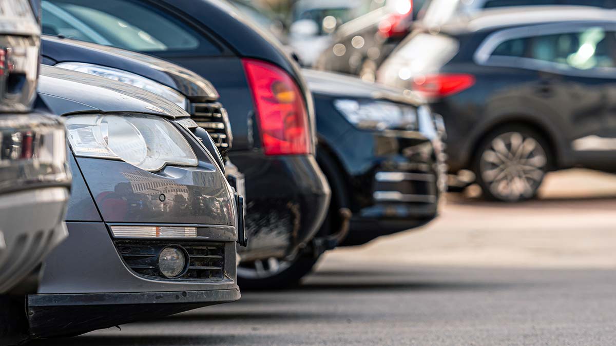 Parkplatzunfall beim Ausparken, Parkende Autos