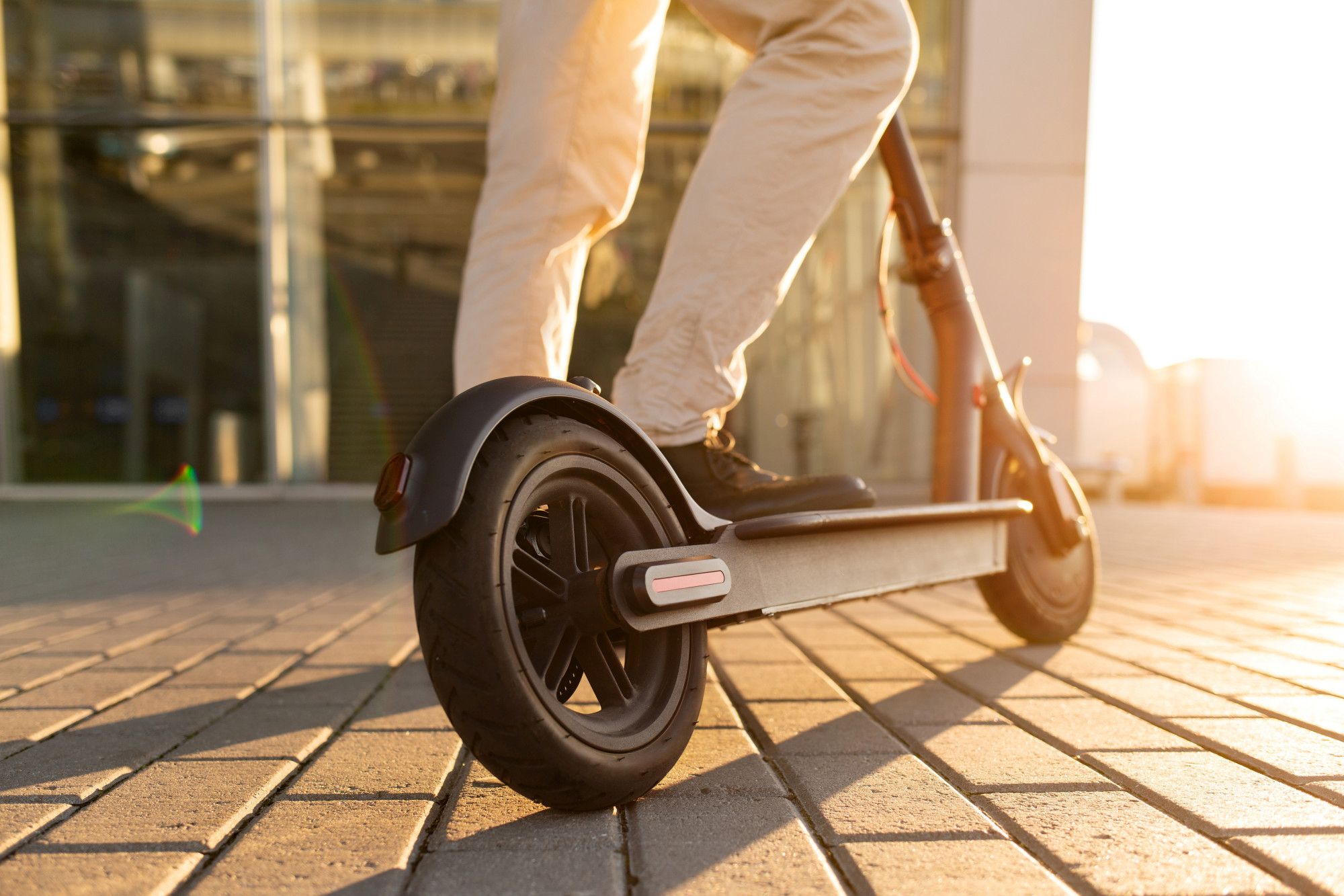 E-Scooter und Alkohol, ein E-Scooter im Sonnenschein