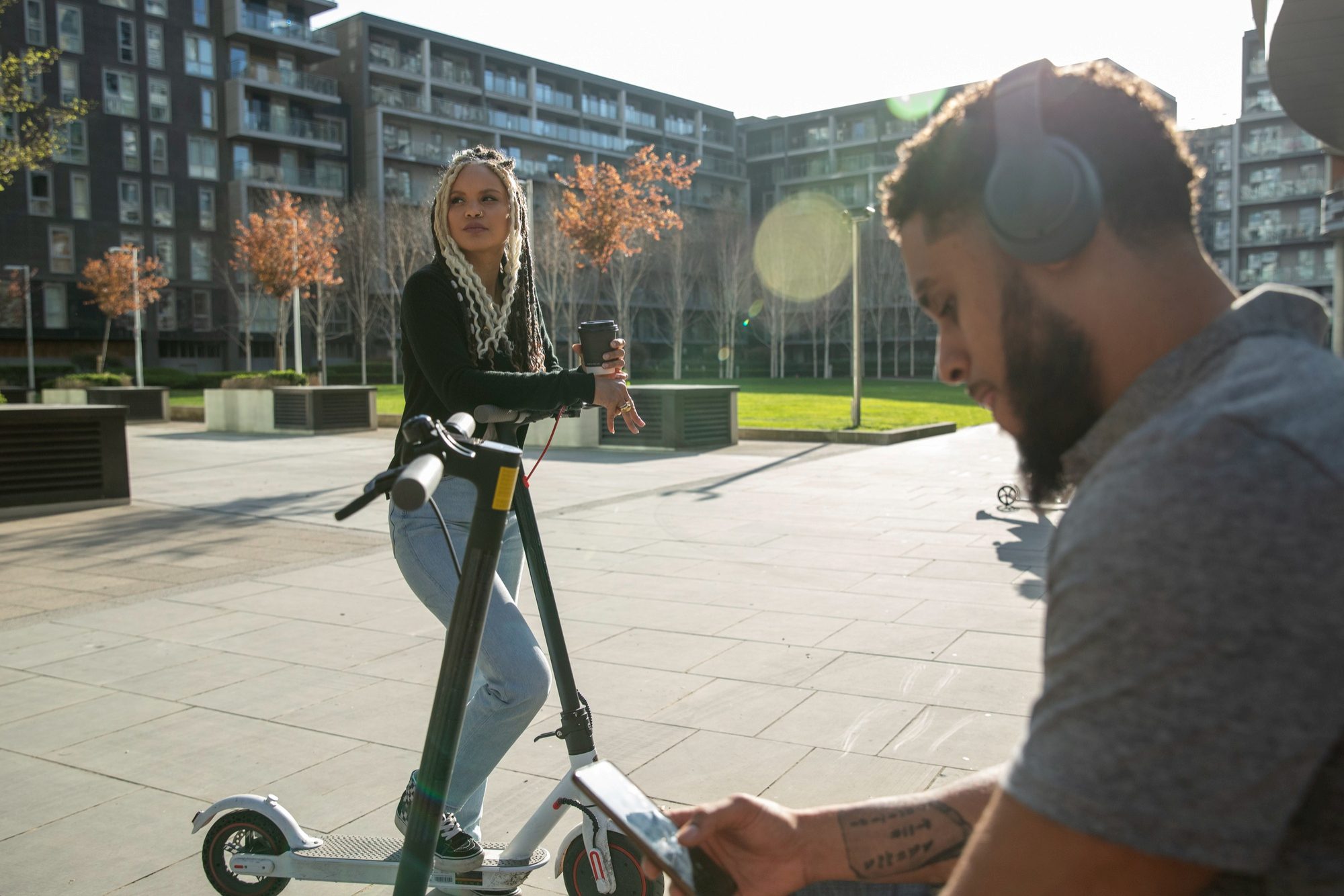 E-Scooter und Alkohol, zwei junge Menschen in einem Innenhof