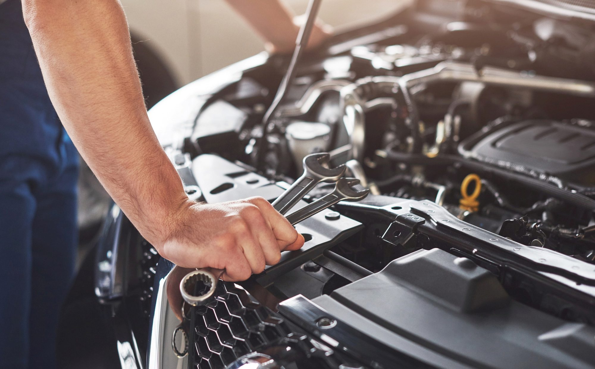 Recht auf Reparatur 2026, Ein Mechaniker nimmt eine Reparatur an einem Pkw vor
